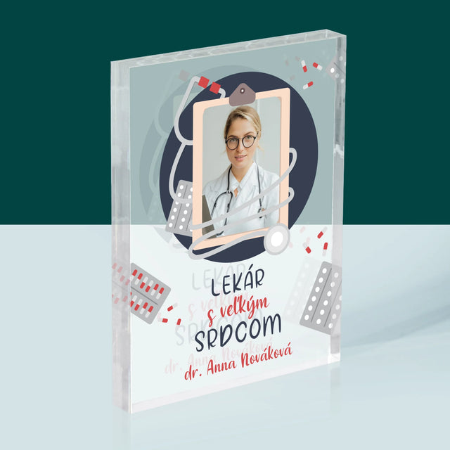 Fotografia A Podpis: Lekár S Veľkým Srdcom - Akrylový Blok (Vertikálne)