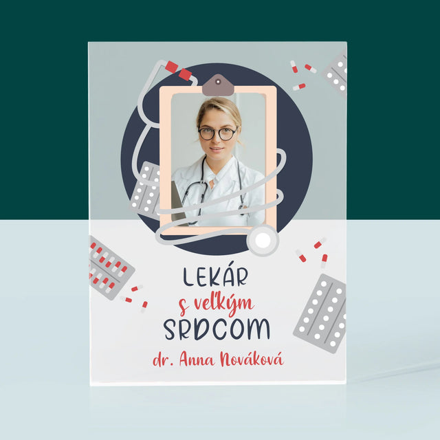 Fotografia A Podpis: Lekár S Veľkým Srdcom - Akrylový Blok (Vertikálne)