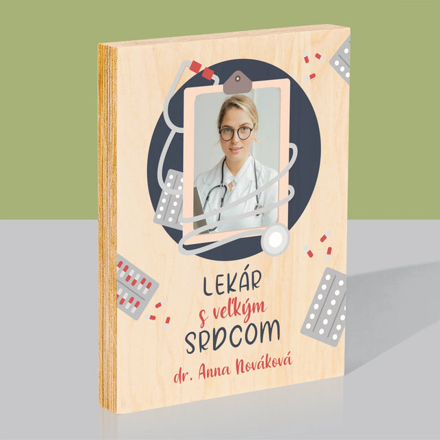 Fotografia A Podpis: Lekár S Veľkým Srdcom - Tlač Na Drevo (Vertikálne)
