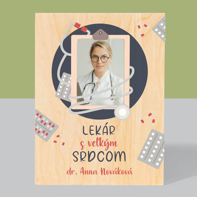 Fotografia A Podpis: Lekár S Veľkým Srdcom - Tlač Na Drevo (Vertikálne)