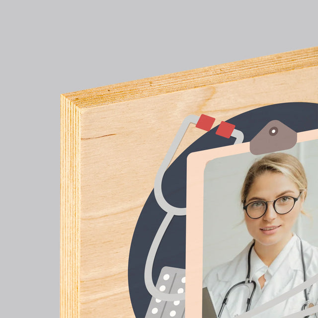 Fotografia A Podpis: Lekár S Veľkým Srdcom - Tlač Na Drevo (Vertikálne)