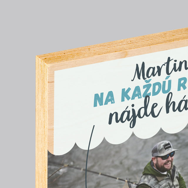 Fotografia A Podpis: Nájde Háčik - Tlač Na Drevo (Vertikálne)
