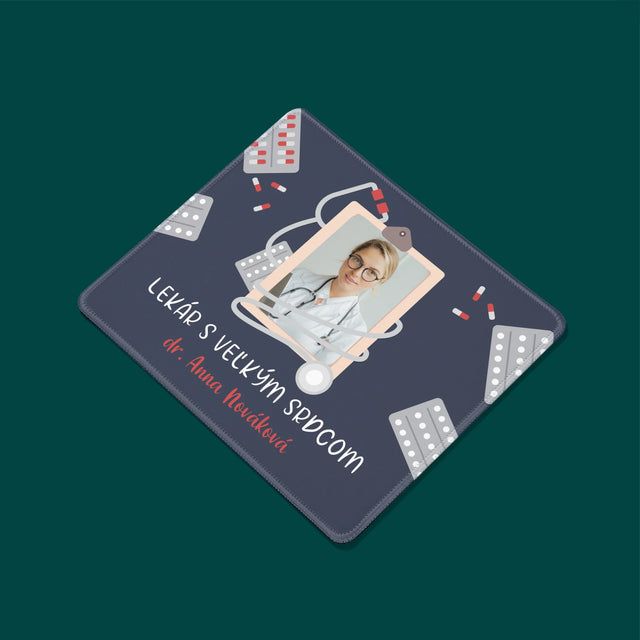 Fotografia A Podpis: Lekár S Veľkým Srdcom - Podložka Pod Myš