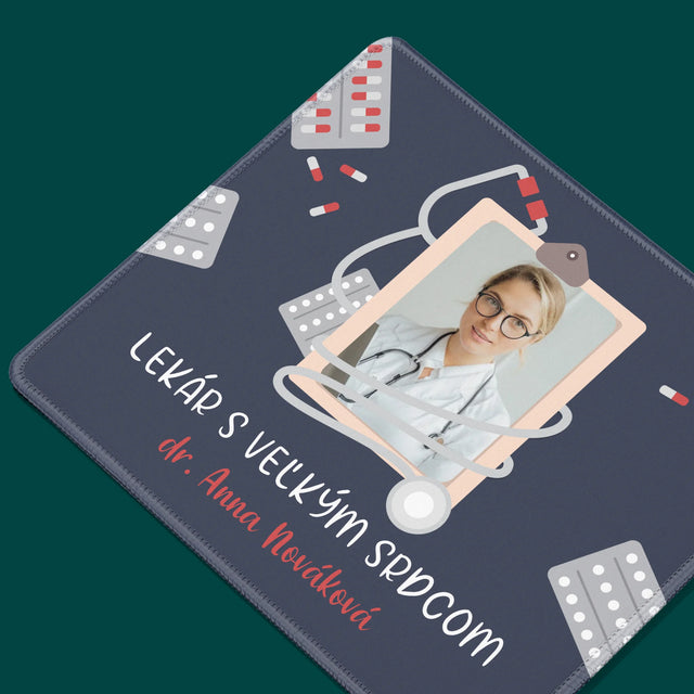 Fotografia A Podpis: Lekár S Veľkým Srdcom - Podložka Pod Myš