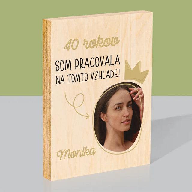 Fotografia A Podpis: Na Tomto Vzhľade Som Pracovala 40 Rokov - Tlač Na Drevo (Vertikálne)