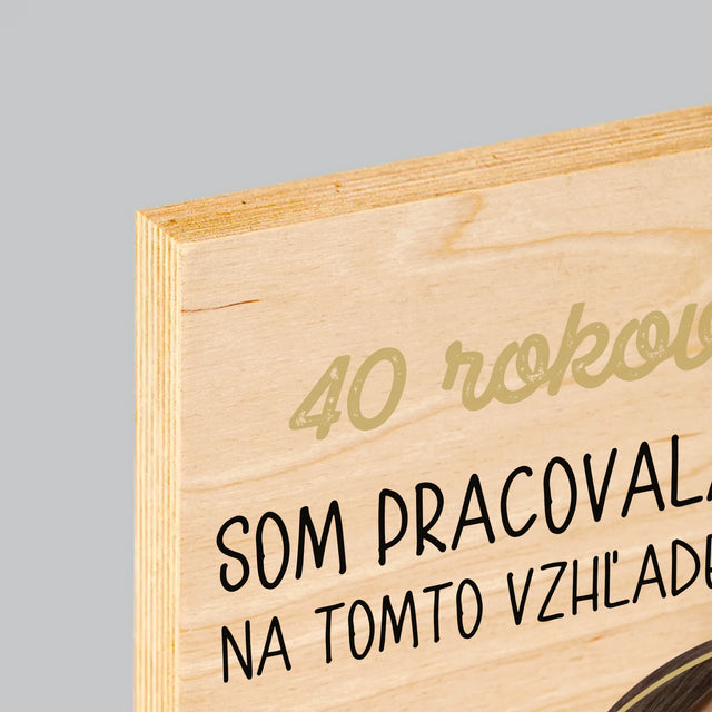 Fotografia A Podpis: Na Tomto Vzhľade Som Pracovala 40 Rokov - Tlač Na Drevo (Vertikálne)