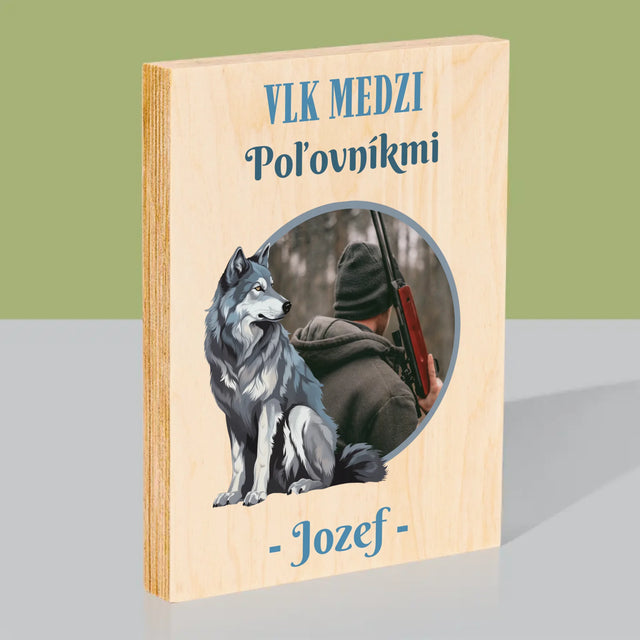 Fotografia A Podpis: Vlk Medzi Poľovníkmi - Tlač Na Drevo (Vertikálne)