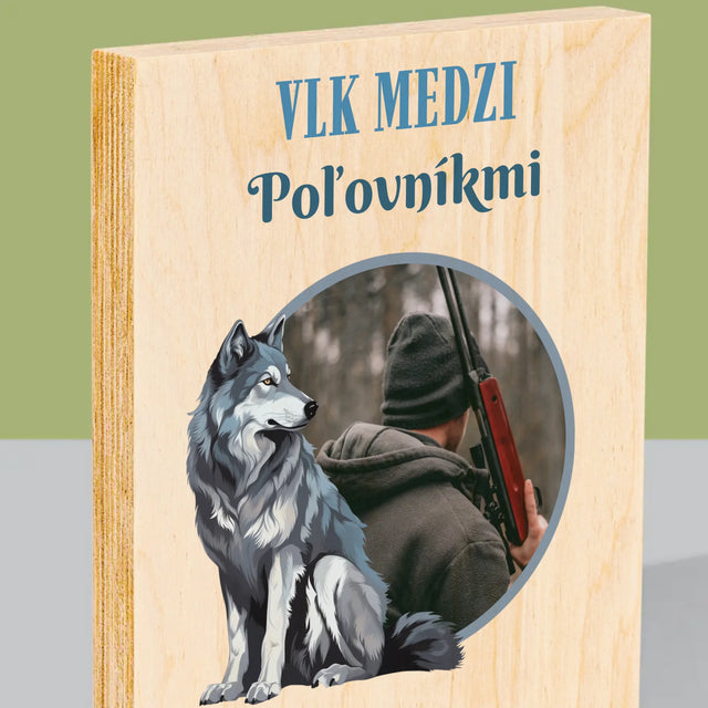 Fotografia A Podpis: Vlk Medzi Poľovníkmi - Tlač Na Drevo (Vertikálne)