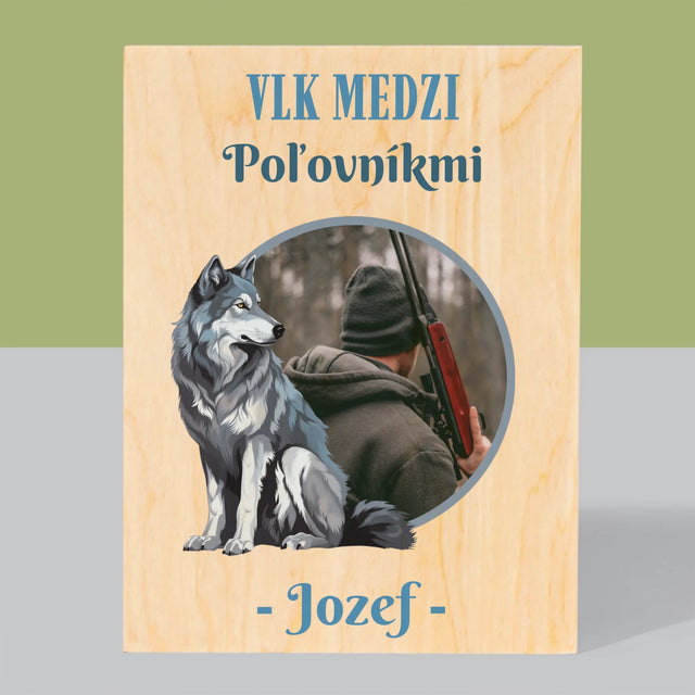 Fotografia A Podpis: Vlk Medzi Poľovníkmi - Tlač Na Drevo (Vertikálne)