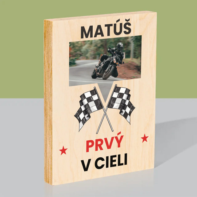 Fotografia A Podpis: Prvý V Cieli - Tlač Na Drevo (Vertikálne)