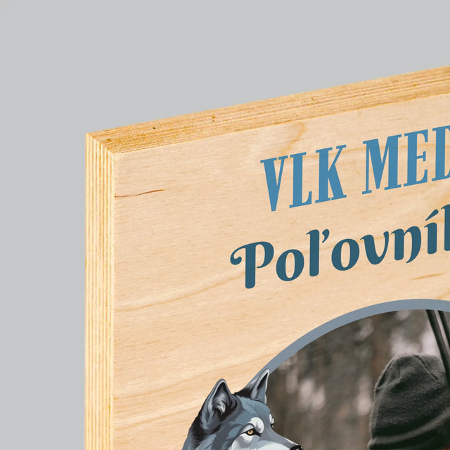 Fotografia A Podpis: Vlk Medzi Poľovníkmi - Tlač Na Drevo (Vertikálne)