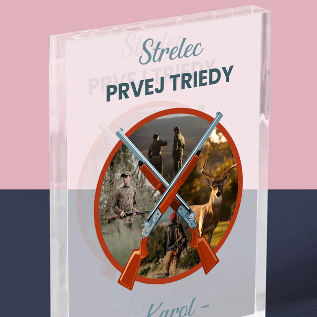 Fotokoláž: Strelec Prvej Triedy - Akrylový Blok (Vertikálne)
