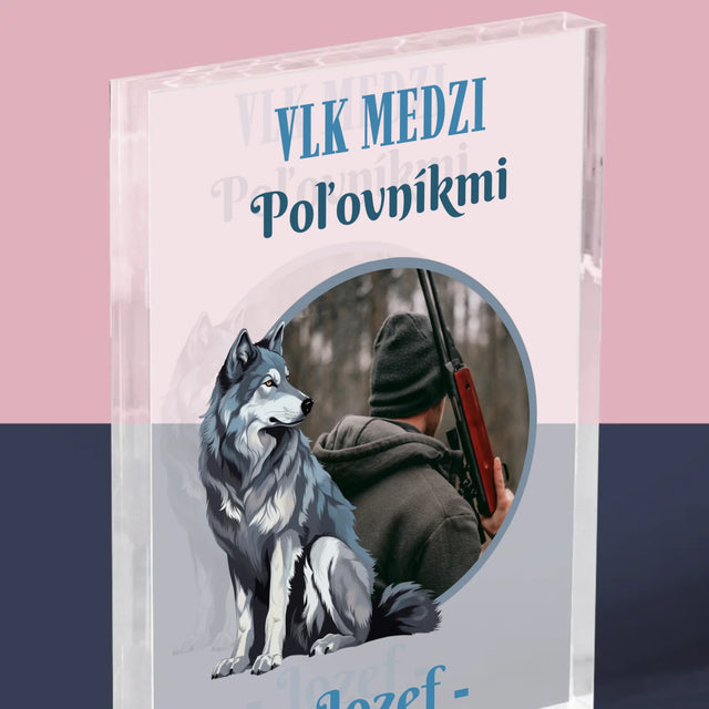 Fotografia A Podpis: Vlk Medzi Poľovníkmi - Akrylový Blok (Vertikálne)