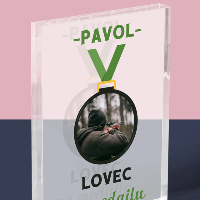 Fotografia A Podpis: Lovec Na Medailu - Akrylový Blok (Vertikálne)