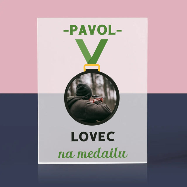 Fotografia A Podpis: Lovec Na Medailu - Akrylový Blok (Vertikálne)