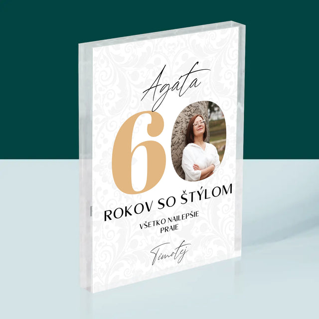 Fotografia A Podpis: 60 Rokov So Štýlom - Akrylový Blok (Vertikálne)