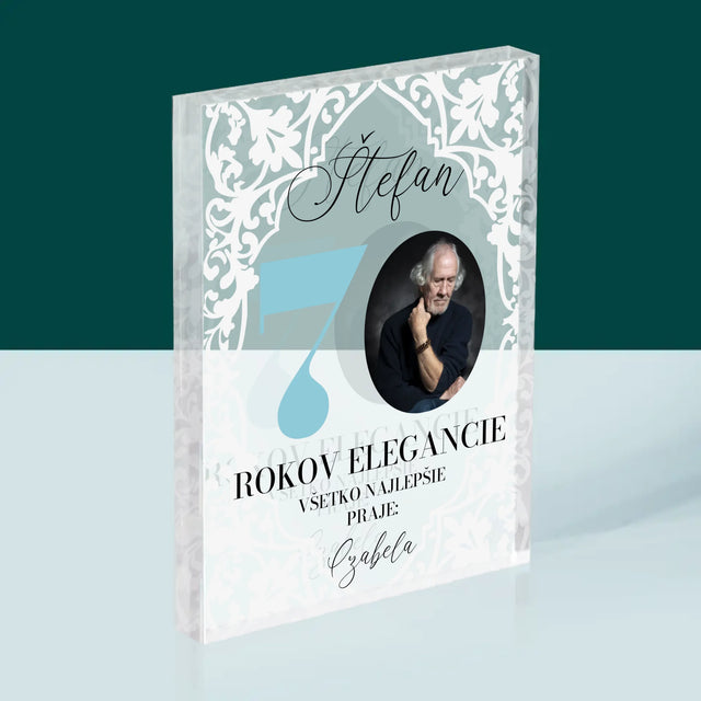 Fotografia A Podpis: 70 Rokov Elegancie - Akrylový Blok (Vertikálne)