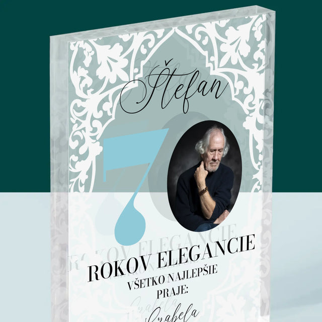Fotografia A Podpis: 70 Rokov Elegancie - Akrylový Blok (Vertikálne)