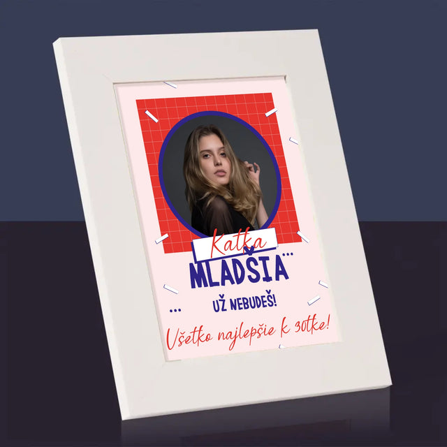 Fotografia A Podpis: Mladšia Už Nebudeš - Rámček Na Fotografiu (Vertikálne)