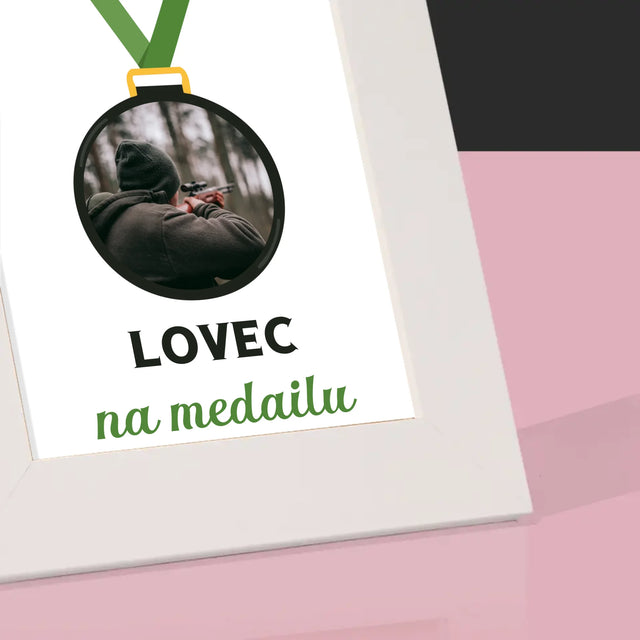Fotografia A Podpis: Lovec Na Medailu - Rámček Na Fotografiu (Vertikálne)