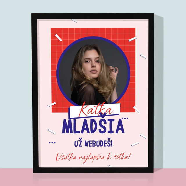 Fotografia A Podpis: Mladšia Už Nebudeš - Zarámováná Tlač 30X40 (Vertikálne)