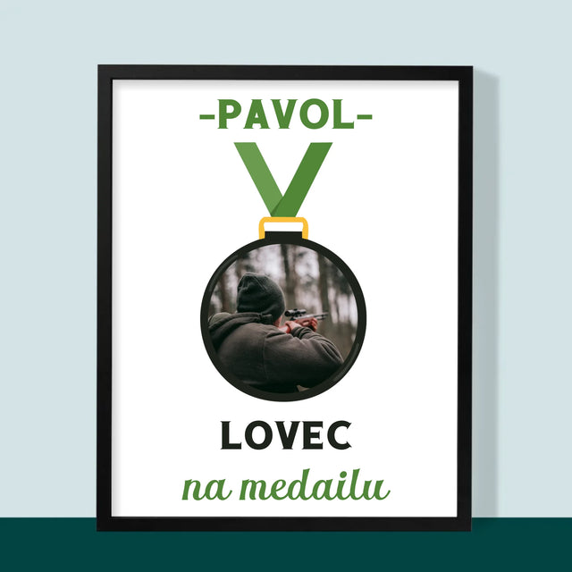 Fotografia A Podpis: Lovec Na Medailu - Zarámováná Tlač 30X40 (Vertikálne)
