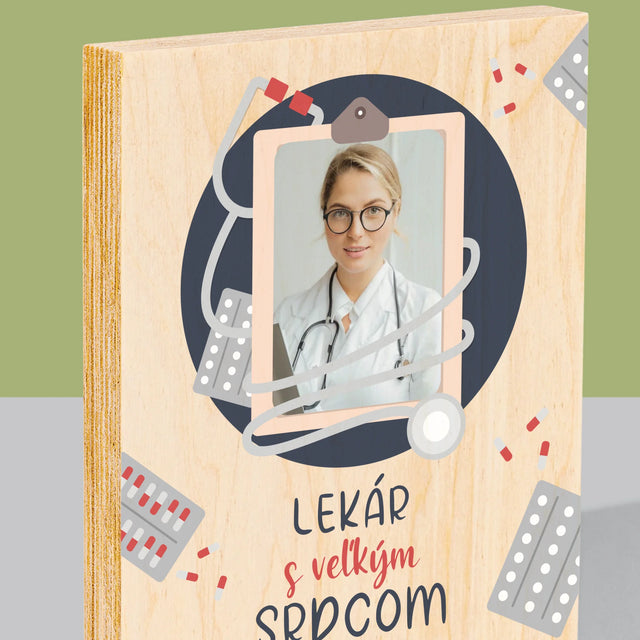 Fotografia A Podpis: Lekár S Veľkým Srdcom - Tlač Na Drevo (Vertikálne)