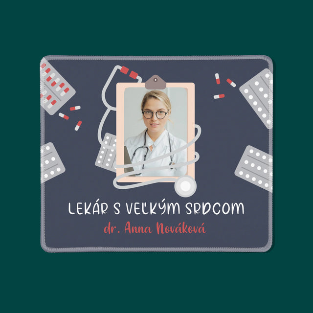 Fotografia A Podpis: Lekár S Veľkým Srdcom - Podložka Pod Myš