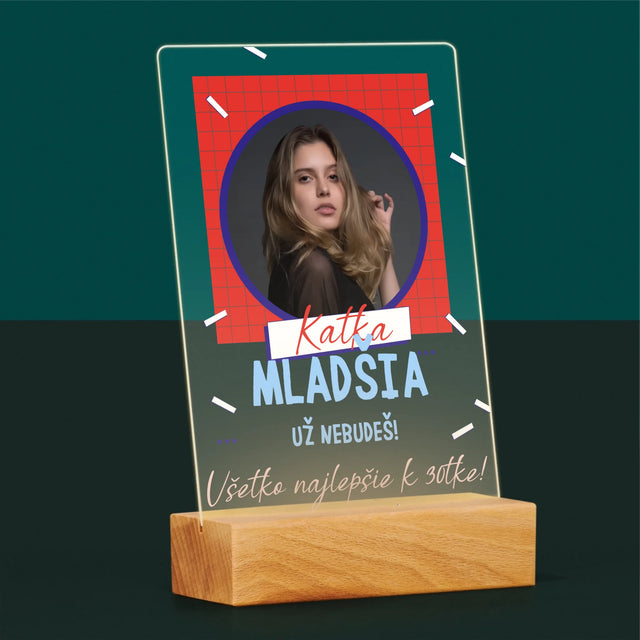 Fotografia A Podpis: Mladšia Už Nebudeš - Tlač Na Akrylové Sklo 