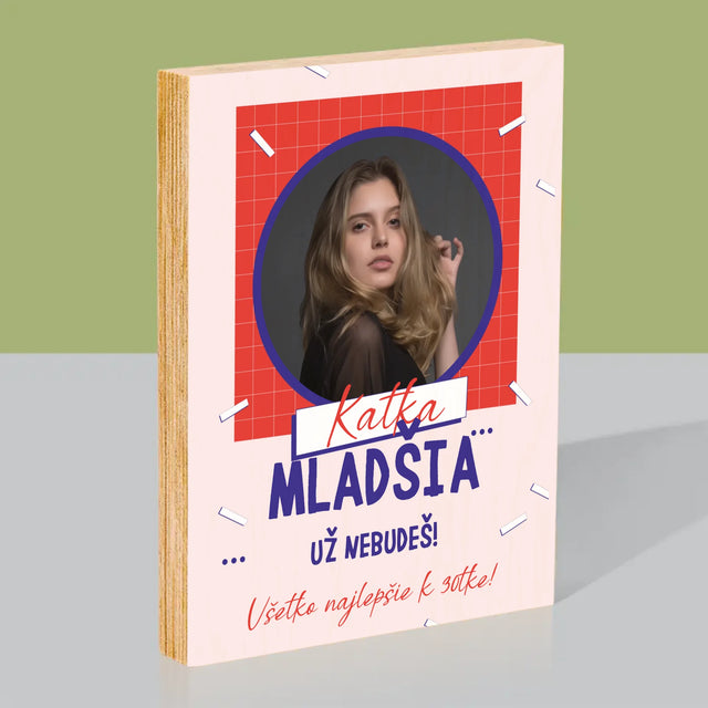 Fotografia A Podpis: Mladšia Už Nebudeš - Tlač Na Drevo (Vertikálne)