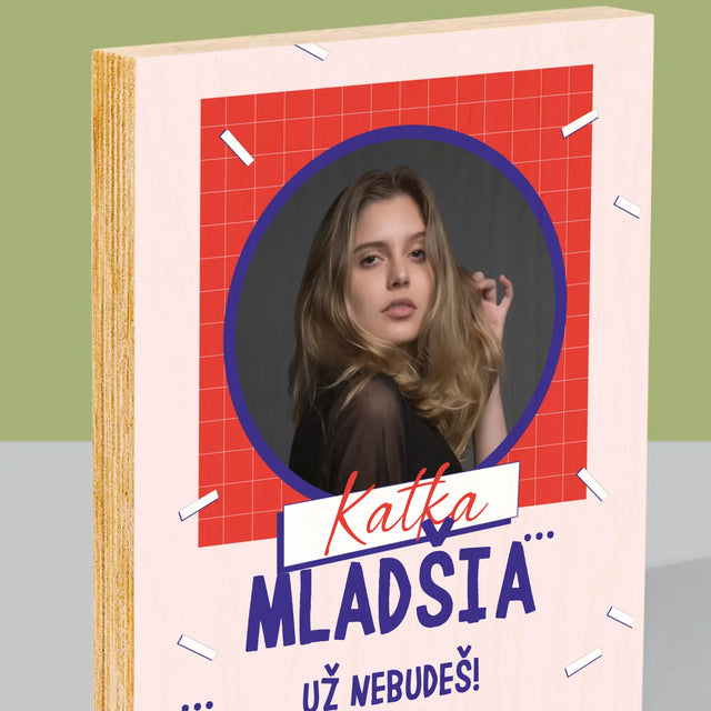 Fotografia A Podpis: Mladšia Už Nebudeš - Tlač Na Drevo (Vertikálne)