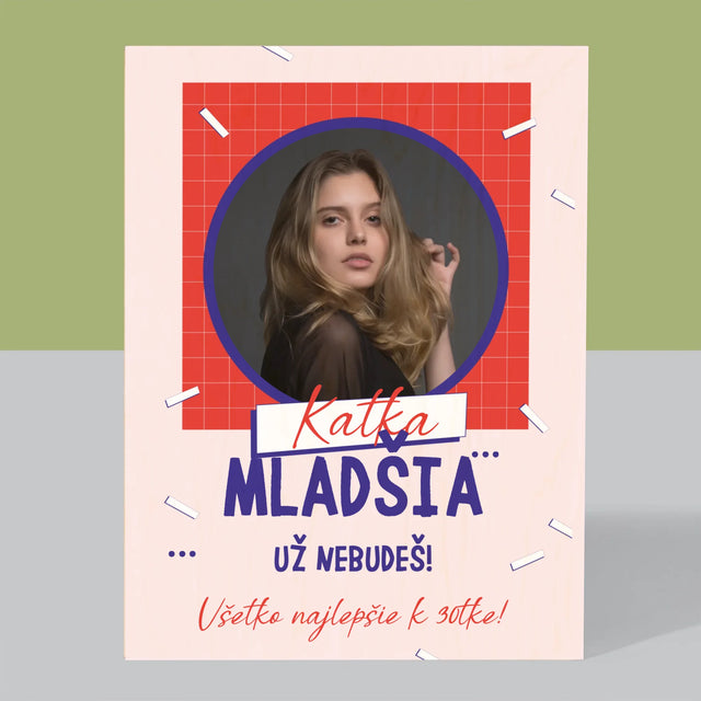 Fotografia A Podpis: Mladšia Už Nebudeš - Tlač Na Drevo (Vertikálne)