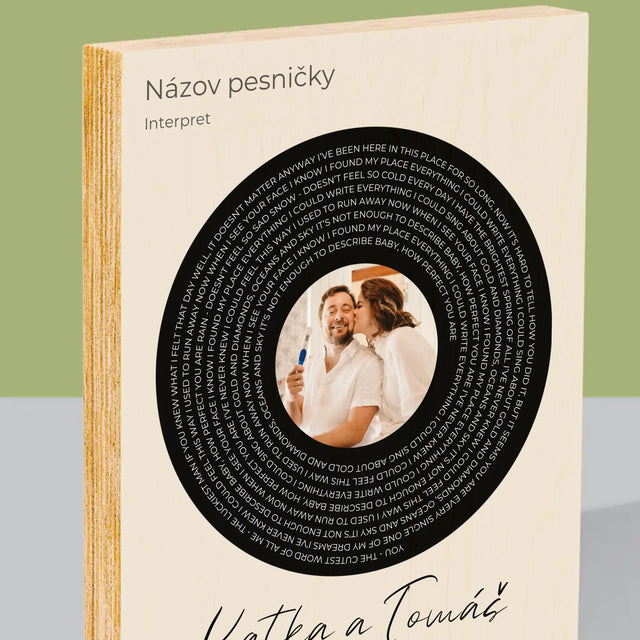 Fotografia A Podpis: Text Pesničky S Tvojou Fotografiou - Tlač Na Drevo (Vertikálne)