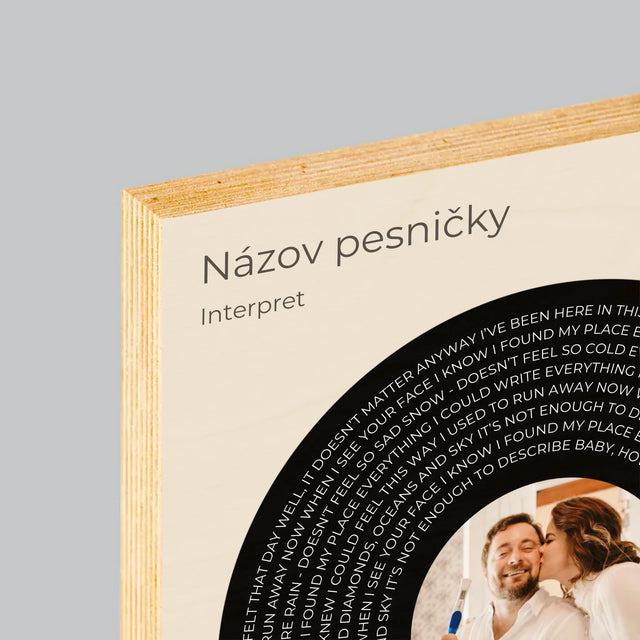 Fotografia A Podpis: Text Pesničky S Tvojou Fotografiou - Tlač Na Drevo (Vertikálne)