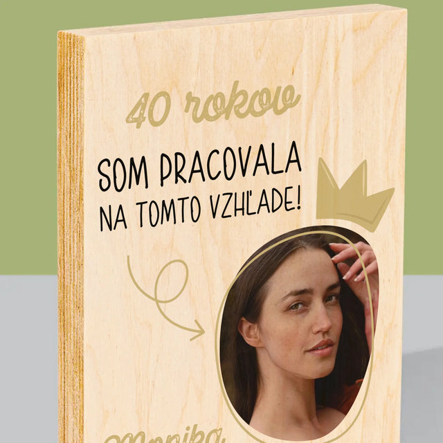 Fotografia A Podpis: Na Tomto Vzhľade Som Pracovala 40 Rokov - Tlač Na Drevo (Vertikálne)