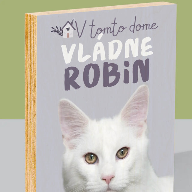 Fotografia A Podpis: V Tomto Dome Vládne Zviera - Tlač Na Drevo (Vertikálne)