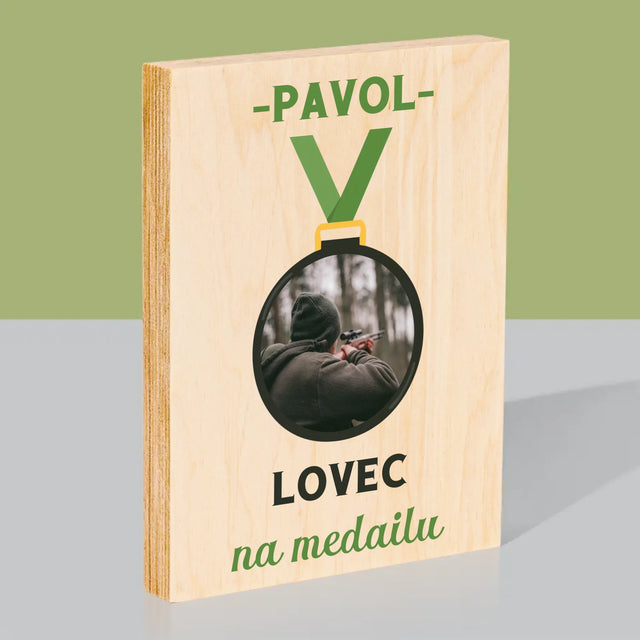 Fotografia A Podpis: Lovec Na Medailu - Tlač Na Drevo (Vertikálne)