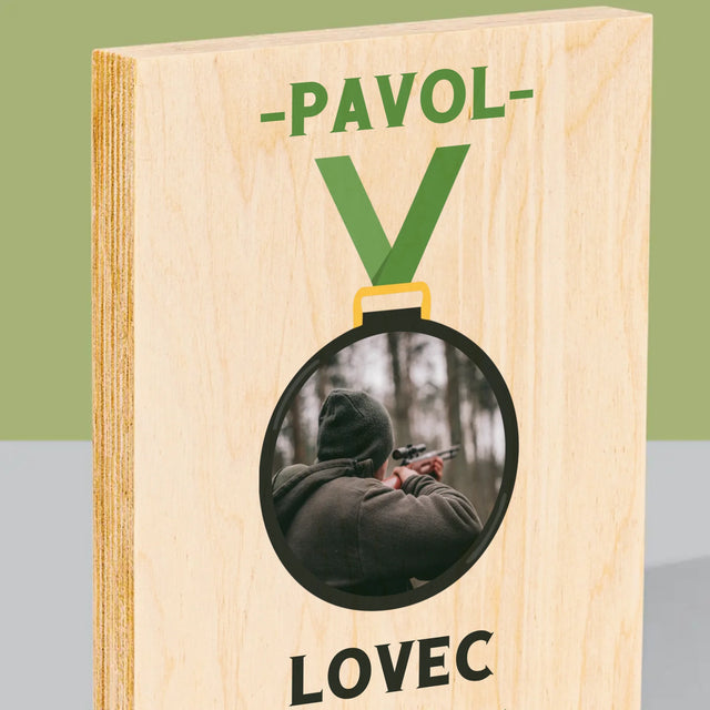 Fotografia A Podpis: Lovec Na Medailu - Tlač Na Drevo (Vertikálne)