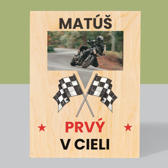 Fotografia A Podpis: Prvý V Cieli - Tlač Na Drevo (Vertikálne)
