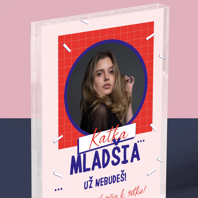 Fotografia A Podpis: Mladšia Už Nebudeš - Akrylový Blok (Vertikálne)