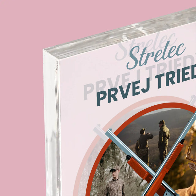 Fotokoláž: Strelec Prvej Triedy - Akrylový Blok (Vertikálne)