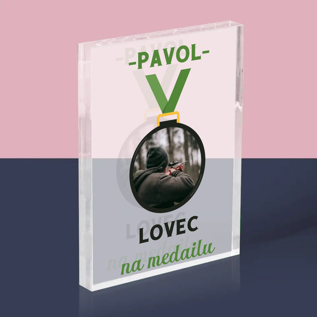Fotografia A Podpis: Lovec Na Medailu - Akrylový Blok (Vertikálne)