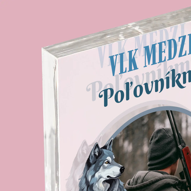 Fotografia A Podpis: Vlk Medzi Poľovníkmi - Akrylový Blok (Vertikálne)