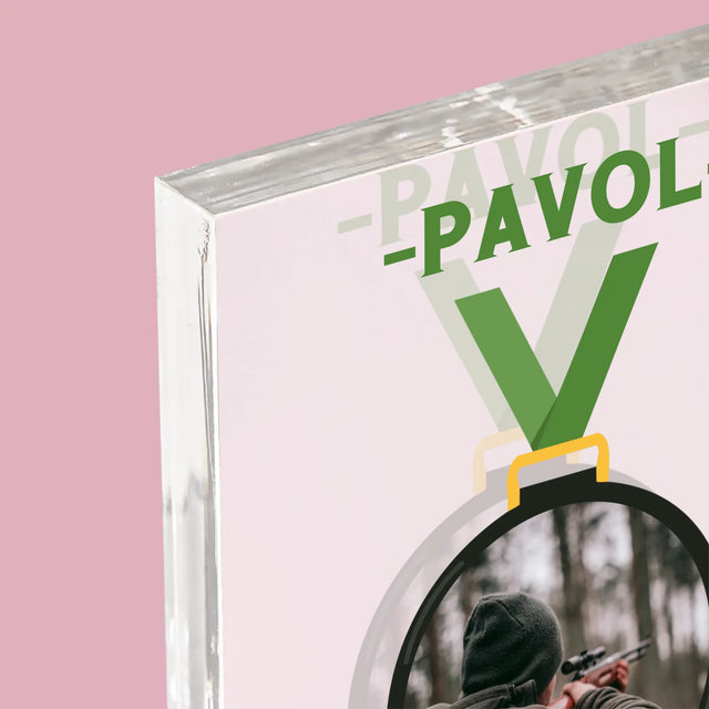Fotografia A Podpis: Lovec Na Medailu - Akrylový Blok (Vertikálne)
