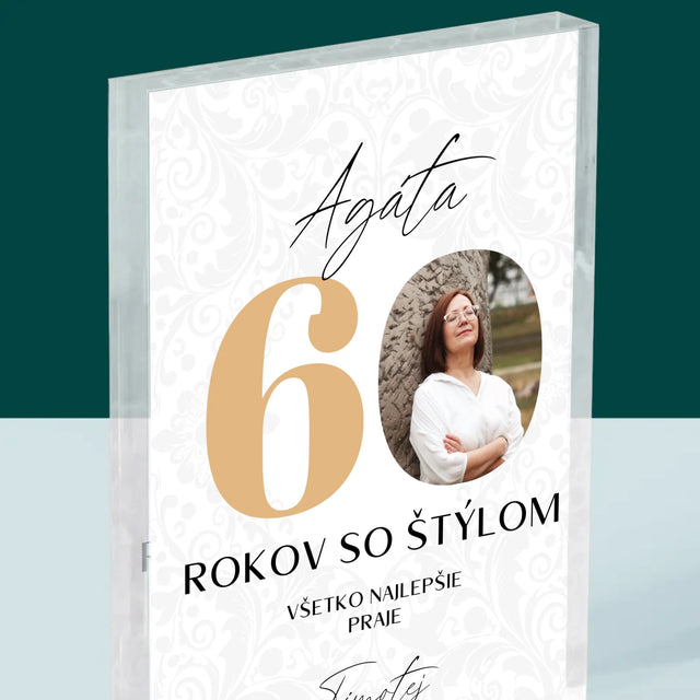 Fotografia A Podpis: 60 Rokov So Štýlom - Akrylový Blok (Vertikálne)