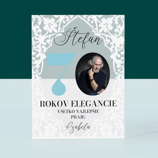 Fotografia A Podpis: 70 Rokov Elegancie - Akrylový Blok (Vertikálne)