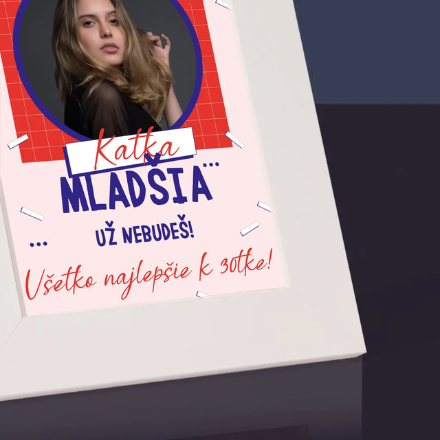 Fotografia A Podpis: Mladšia Už Nebudeš - Rámček Na Fotografiu (Vertikálne)
