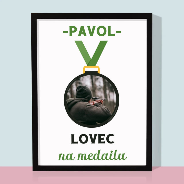 Fotografia A Podpis: Lovec Na Medailu - Zarámováná Tlač 30X40 (Vertikálne)